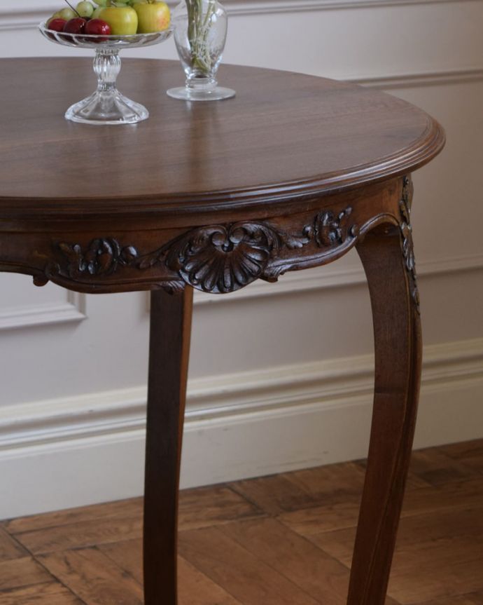 アンティークのテーブル　アンティーク家具　フランスのオケージョナルテーブル、猫脚が美しいアンティーク家具。上品で優雅なアンティーク凛とした雰囲気が漂うアンティークらしい立ち姿のテーブル。(j-2623-f)
