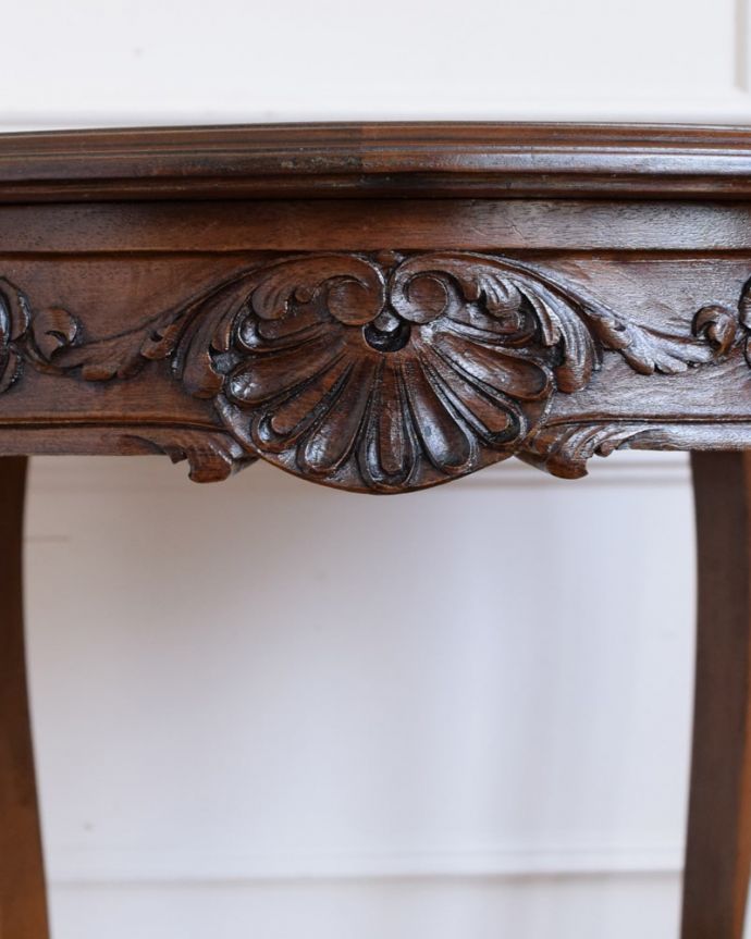 アンティークのテーブル　アンティーク家具　フランスのオケージョナルテーブル、猫脚が美しいアンティーク家具。フランスらしい彫りフランスらしさの象徴とも言える、優雅な彫りの装飾。(j-2623-f)