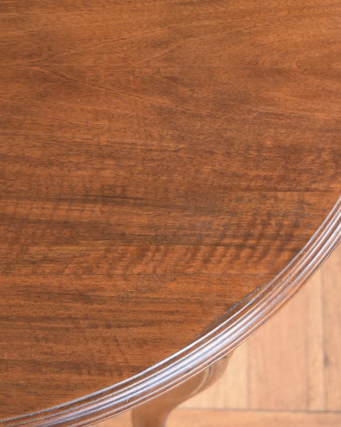 アンティークのテーブル　アンティーク家具　フランスのオケージョナルテーブル、猫脚が美しいアンティーク家具。天板を近づいてみると…アンティークだから手に入れることが出来る天板に使われている銘木の美しさにうっとりです。(j-2623-f)