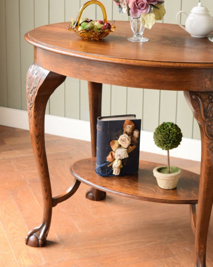 アンティークのテーブル　アンティーク家具　フランスのアンティーク家具、装飾の美しいオケージョナルテーブル。上品で優雅なアンティーク凛とした雰囲気が漂うアンティークらしい立ち姿のテーブル。(j-2625-f)