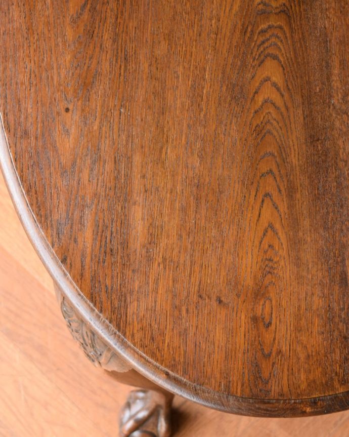 アンティークのテーブル　アンティーク家具　フランスのアンティーク家具、装飾の美しいオケージョナルテーブル。天板を近づいてみると…アンティークだから手に入れることが出来る天板に使われている銘木の美しさにうっとりです。(j-2625-f)