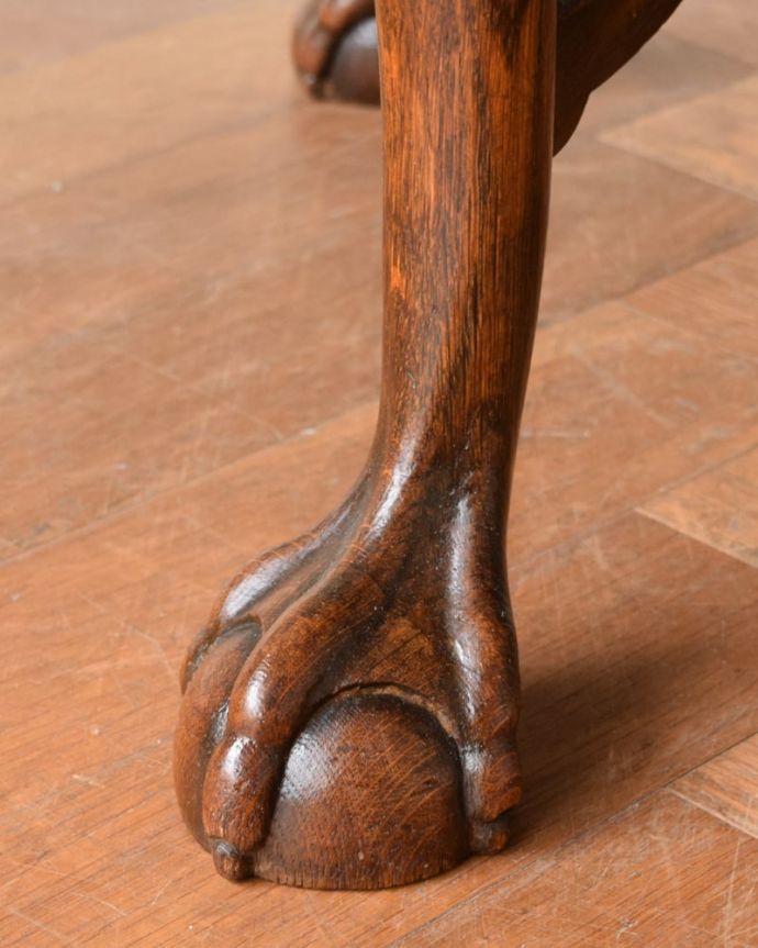 アンティークのテーブル　アンティーク家具　フランスのアンティーク家具、装飾の美しいオケージョナルテーブル。持ち上げなくても移動できます！Handleのアンティークは、脚の裏にフェルトキーパーをお付けしていますので、床を滑らせてれば移動が簡単です。(j-2625-f)