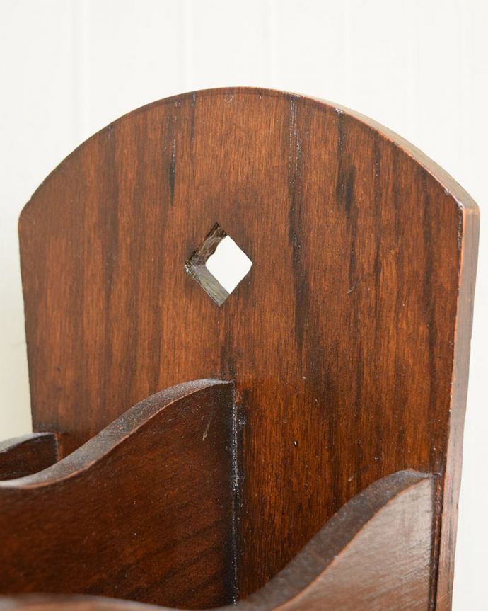 マガジンラック　アンティーク家具　英国の小さなアンティーク家具、便利に使える木製のマガジンラック。惚れ惚れしちゃう美しさこんなに堅い無垢材に一体どうやって彫ったんだろう？と不思議になるくらい細かい彫にうっとりです。(j-2626-f)