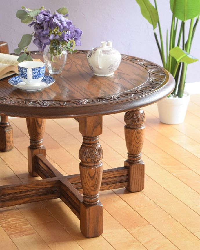アンティークのテーブル　アンティーク家具　オケージョナルテーブル。英国らしく凝った彫りの入った脚脚だけを見ても、アンティークらしさが感じられる凝った彫。(j-2630-f)