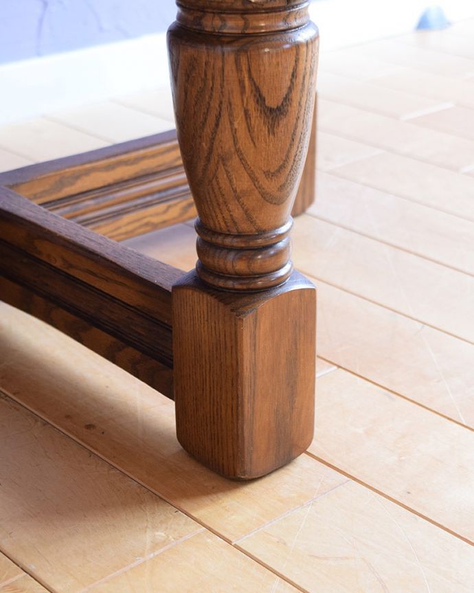 アンティークのテーブル　アンティーク家具　オケージョナルテーブル。持ち上げなくても移動できます！Handleのアンティークは、脚の裏にフェルトキーパーをお付けしていますので、床を滑らせて簡単に移動する事が出来ます。(j-2630-f)