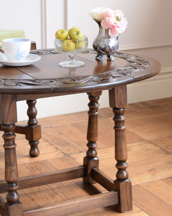 アンティークのテーブル　アンティーク家具　英国のアンティーク家具、彫がキレイな伸長式の小さなバタフライテーブル。英国アンティークらしい優雅な姿にうっとりアンティークらしいデザインの美しさ。(j-2631-f)