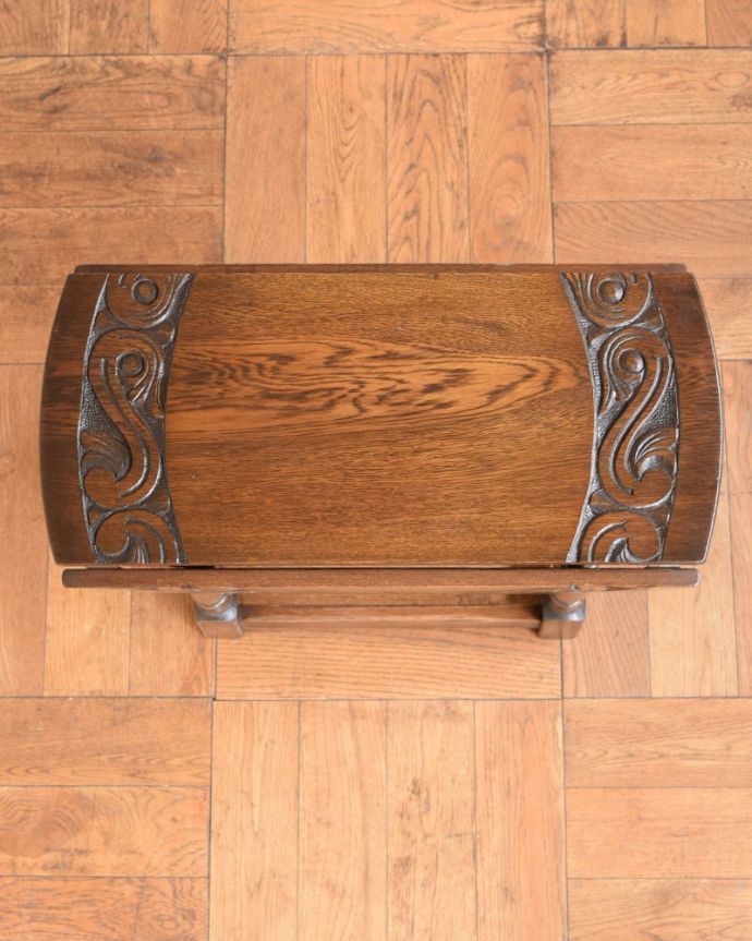 アンティークのテーブル　アンティーク家具　英国のアンティーク家具、彫がキレイな伸長式の小さなバタフライテーブル。畳むとこんなにスリムなサイズリーフを開く前はこんな形です。(j-2631-f)