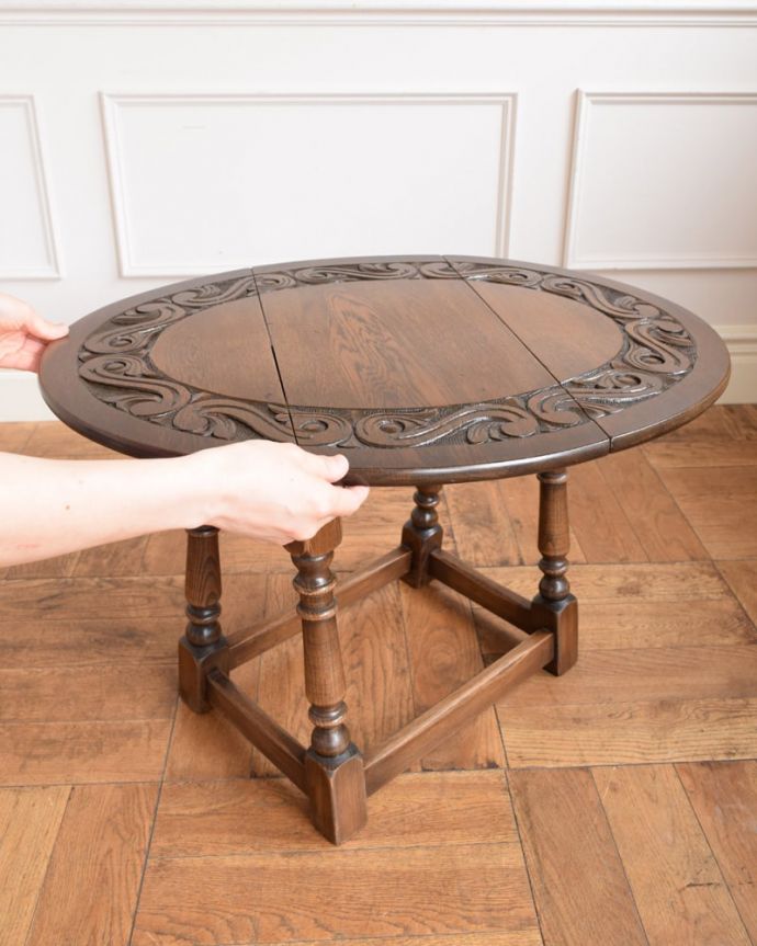 アンティークのテーブル　アンティーク家具　英国のアンティーク家具、彫がキレイな伸長式の小さなバタフライテーブル。あっという間にサイズが変えれます。(j-2631-f)