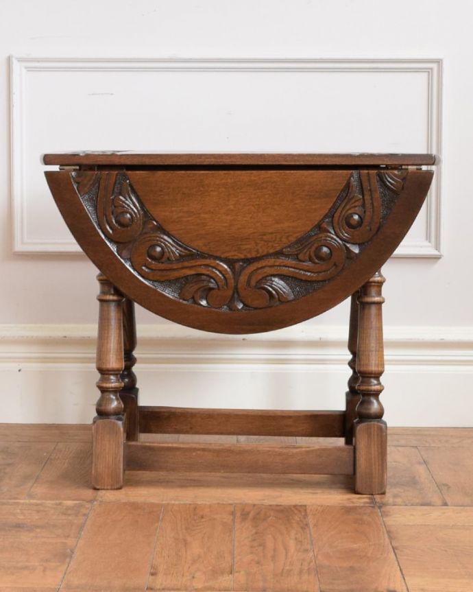 アンティークのテーブル　アンティーク家具　英国のアンティーク家具、彫がキレイな伸長式の小さなバタフライテーブル。閉じると･･･まるで違う家具のような雰囲気。(j-2631-f)