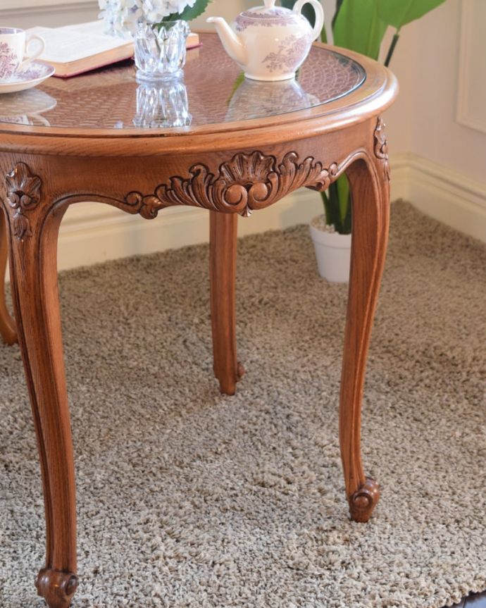 アンティークのテーブル　アンティーク家具　丸い形が可愛いフランスのアンティーク家具、ローテーブル。やっぱり自慢はこの脚線美フランスらしい猫脚を見るだけでなんだか満足しちゃう美しさ。(j-2632-f)