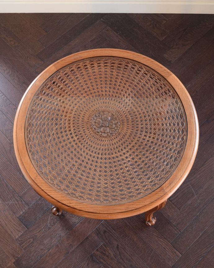 アンティークのテーブル　アンティーク家具　丸い形が可愛いフランスのアンティーク家具、ローテーブル。美しすぎる編み込みの模様にうっとり手編みで編んである細かい模様。(j-2632-f)