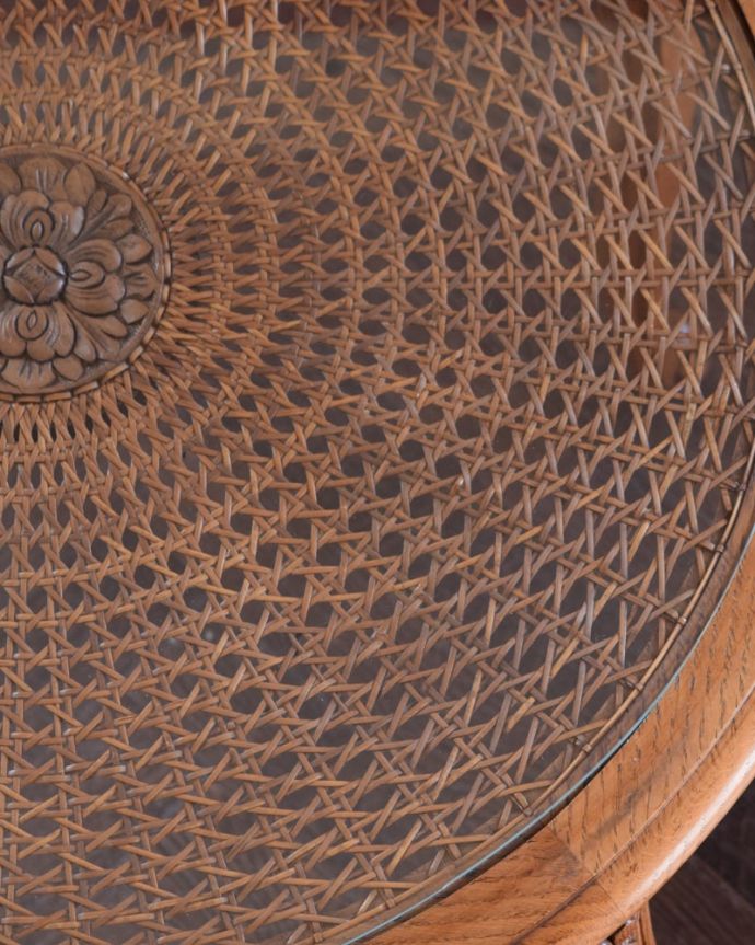 アンティークのテーブル　アンティーク家具　丸い形が可愛いフランスのアンティーク家具、ローテーブル。近づいて見てみると…こんな感じでとても細かい網目なんです。(j-2632-f)