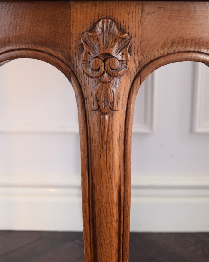 アンティークのテーブル　アンティーク家具　丸い形が可愛いフランスのアンティーク家具、ローテーブル。うっとりする美しさアンティークだから手に入る美しい彫。(j-2632-f)