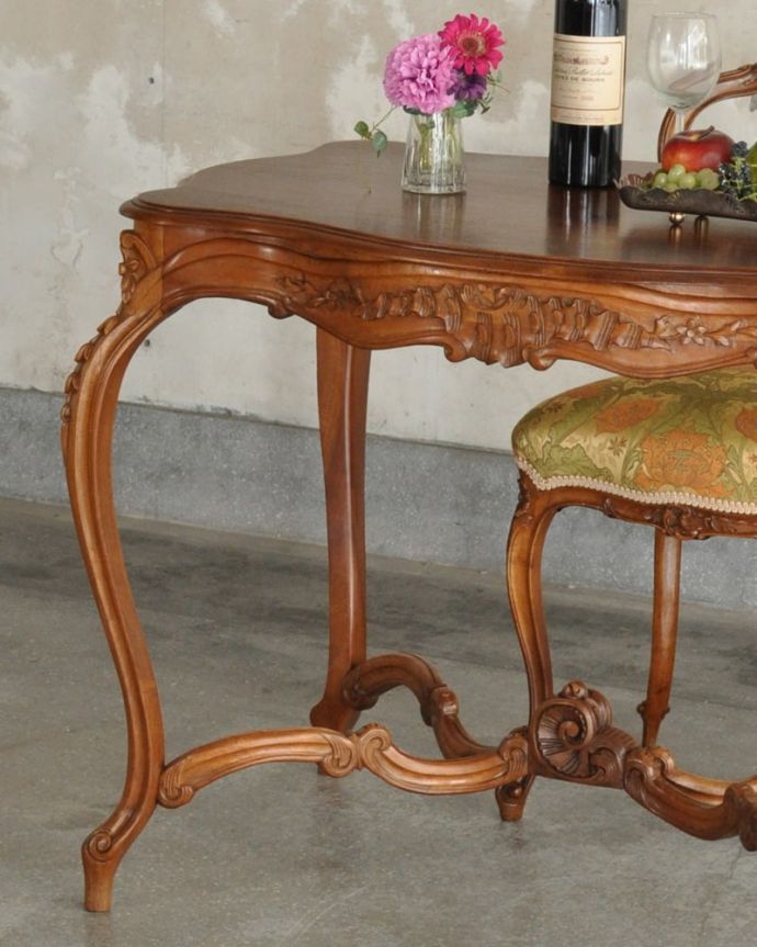 アンティークのテーブル　アンティーク家具　オケージョナルテーブル。上品で優雅なアンティーク凛とした雰囲気が漂うアンティークらしい立ち姿のテーブル。(j-2635-f)