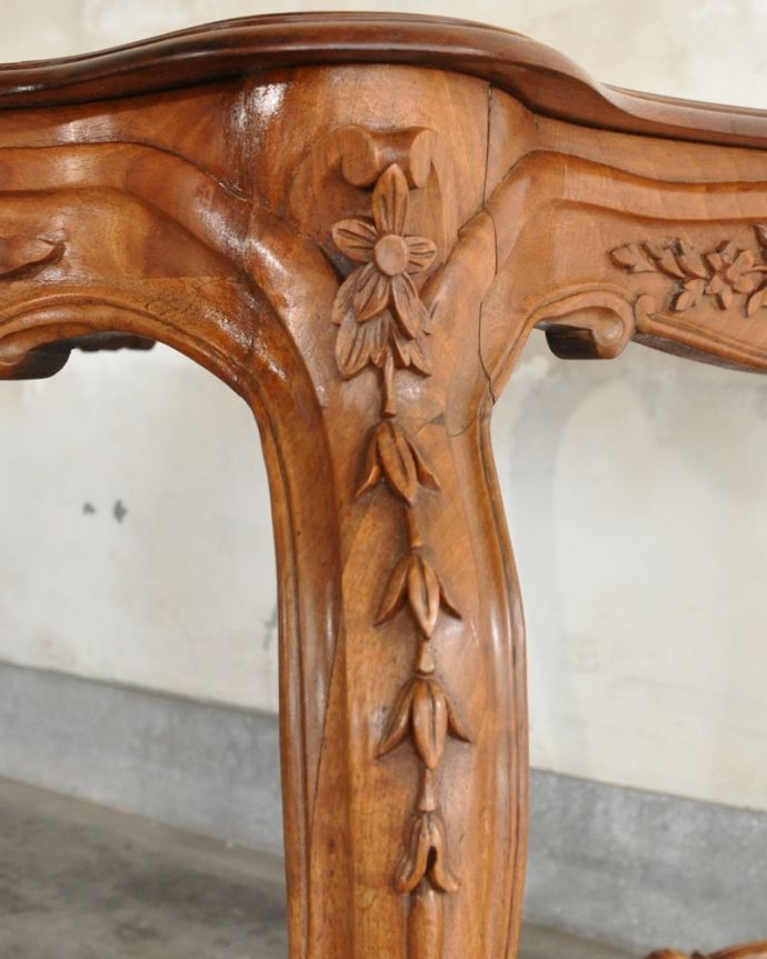 アンティークのテーブル　アンティーク家具　オケージョナルテーブル。うっとりする美しさアンティークだから手に入る美しい彫。(j-2635-f)