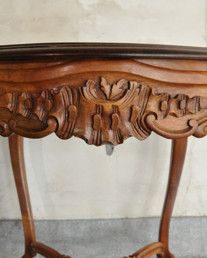アンティークのテーブル　アンティーク家具　オケージョナルテーブル。フランスらしい彫りフランスらしさの象徴とも言える、優雅な彫りの装飾。(j-2635-f)