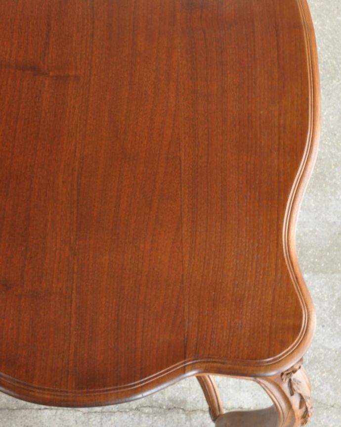 アンティークのテーブル　アンティーク家具　オケージョナルテーブル。天板を近づいてみると…アンティークだから手に入れることが出来る天板に使われている銘木の美しさにうっとりです。(j-2635-f)
