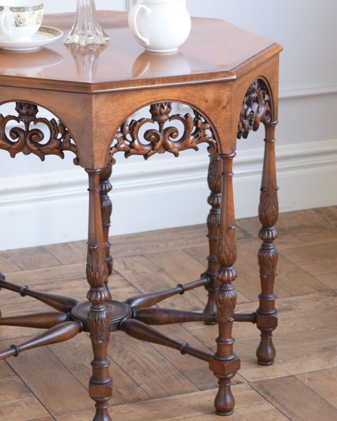アンティークのテーブル　アンティーク家具　フランスのアンティーク家具、重厚な彫りがたっぷりのオケージョナルテーブル。上品で優雅なアンティーク凛とした雰囲気が漂うアンティークらしい立ち姿のテーブル。(j-2639-f)