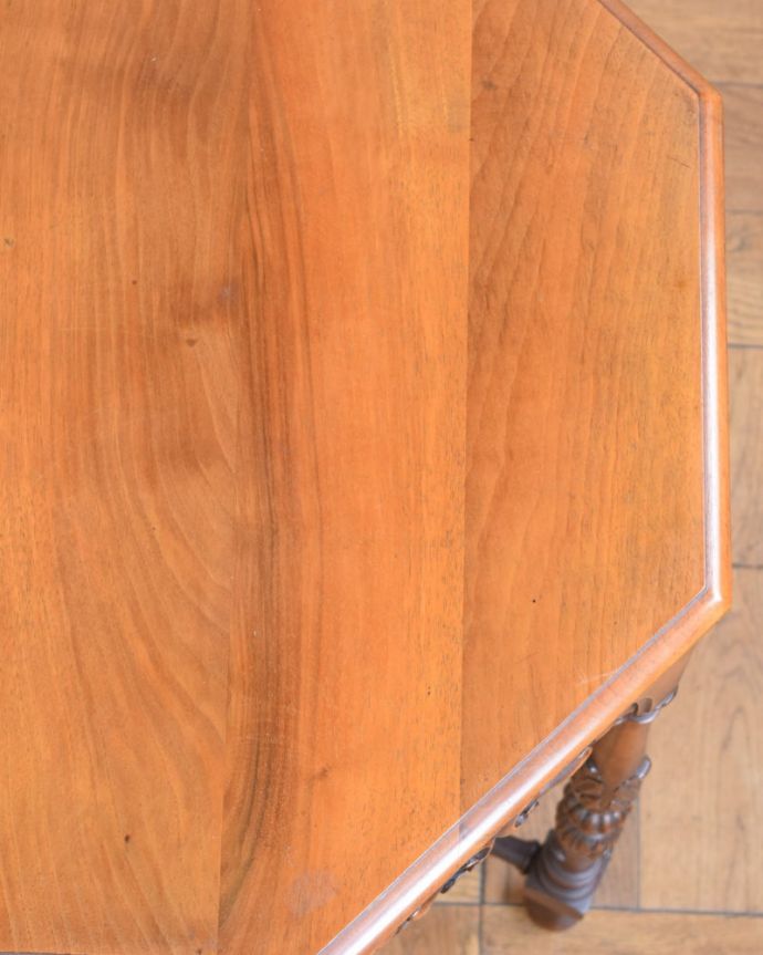 アンティークのテーブル　アンティーク家具　フランスのアンティーク家具、重厚な彫りがたっぷりのオケージョナルテーブル。天板を近づいてみると…アンティークだから手に入れることが出来る天板に使われている銘木の美しさにうっとりです。(j-2639-f)