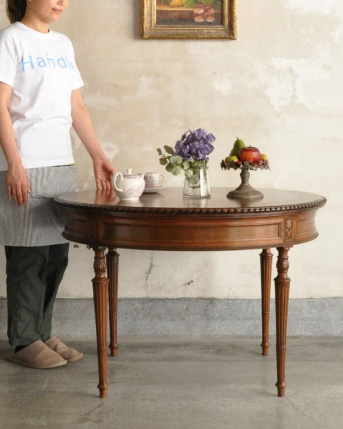 フランスのアンティーク家具、丸形のダイニングテーブル