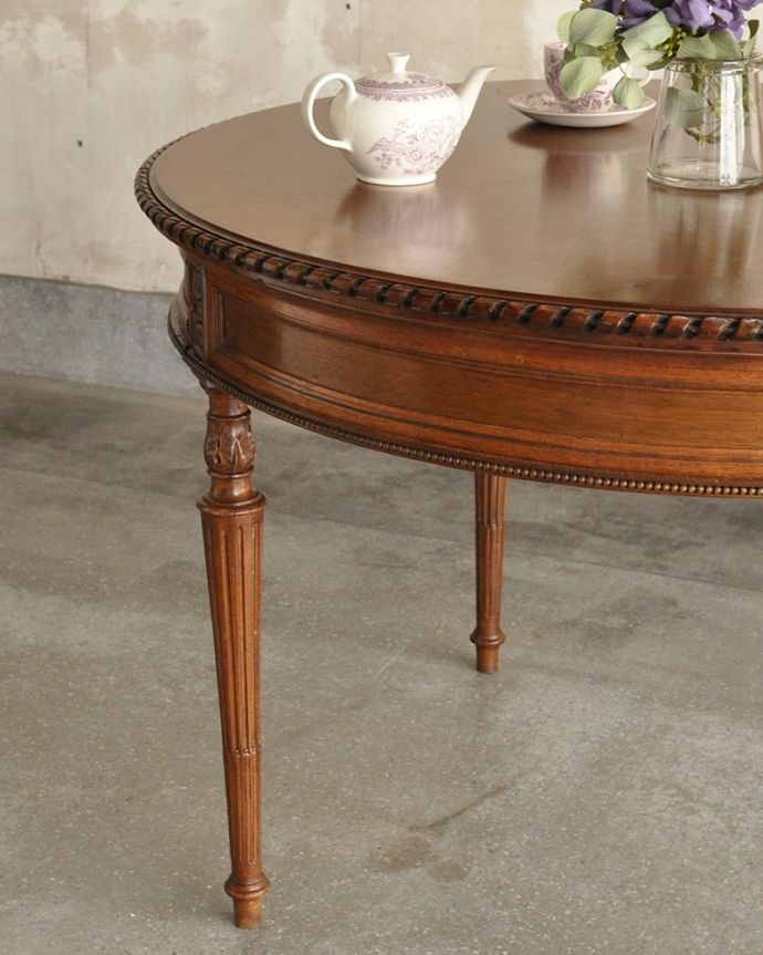アンティークのテーブル　アンティーク家具　テーブル。細くてしなやかな･･･品格ある立ち姿上品でまるで貴婦人のような立ち姿。(j-2640-f)
