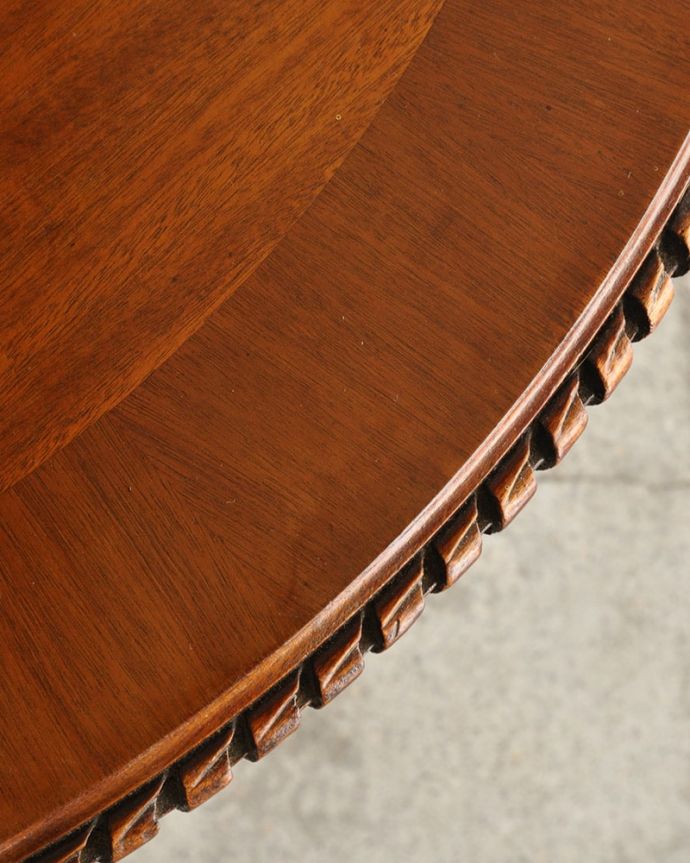 アンティークのテーブル　アンティーク家具　テーブル。天板を近づいてみると…アンティークだから手に入れることが出来る天板に使われている銘木の美しさにうっとりです。(j-2640-f)
