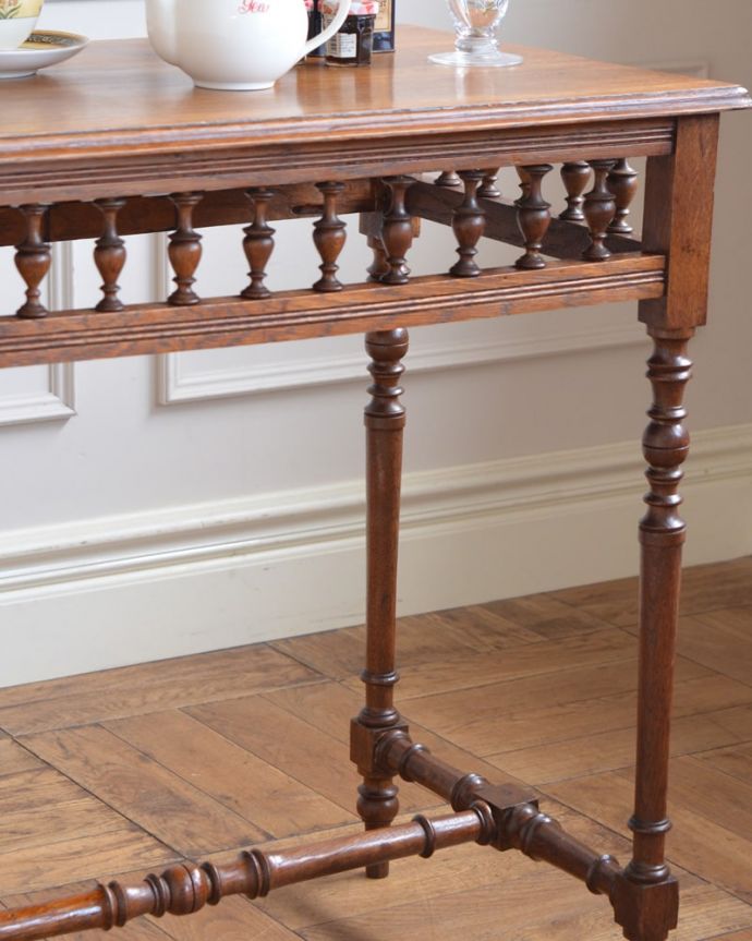 アンティークのテーブル　アンティーク家具　フランスのアンティーク家具、装飾が美しいオケージョナルテーブル。上品で優雅なアンティーク凛とした雰囲気が漂うアンティークらしい立ち姿のテーブル。(j-2645-f)