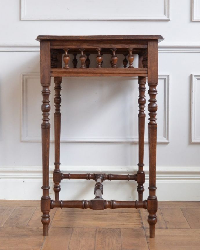 アンティークのテーブル　アンティーク家具　フランスのアンティーク家具、装飾が美しいオケージョナルテーブル。クルッと回転。(j-2645-f)