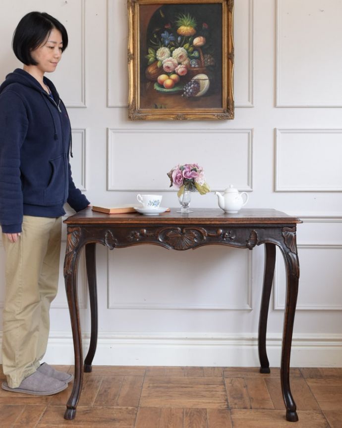アンティークのテーブル　アンティーク家具　フランスの美しいアンティーク家具、猫脚が優雅なオケージョナルテーブル。どんな場所でも便利に使える小さなテーブルそもそも「オケージョナル」とは「便利に使える」と言う意味。(j-2647-f)