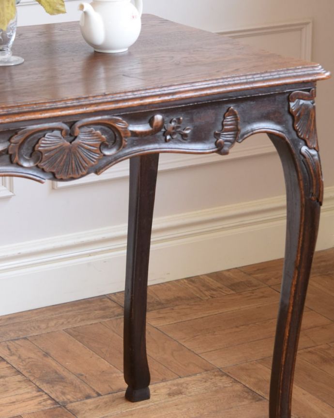 アンティークのテーブル　アンティーク家具　フランスの美しいアンティーク家具、猫脚が優雅なオケージョナルテーブル。上品で優雅なアンティーク凛とした雰囲気が漂うアンティークらしい立ち姿のテーブル。(j-2647-f)