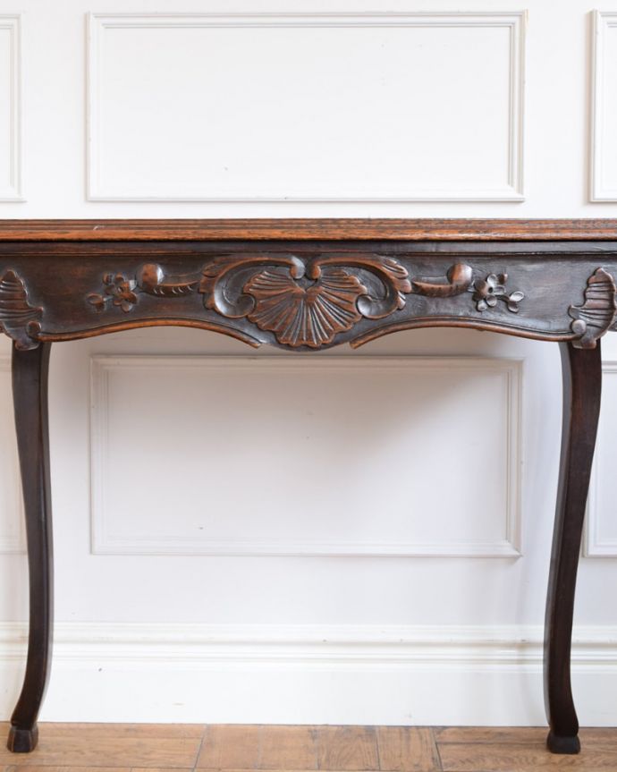 アンティークのテーブル　アンティーク家具　フランスの美しいアンティーク家具、猫脚が優雅なオケージョナルテーブル。うっとりする美しさアンティークだから手に入る美しい彫。(j-2647-f)