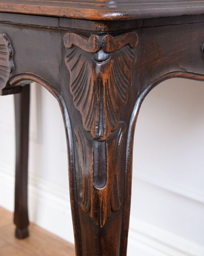 アンティークのテーブル　アンティーク家具　フランスの美しいアンティーク家具、猫脚が優雅なオケージョナルテーブル。フランスらしい彫りフランスらしさの象徴とも言える、優雅な彫りの装飾。(j-2647-f)