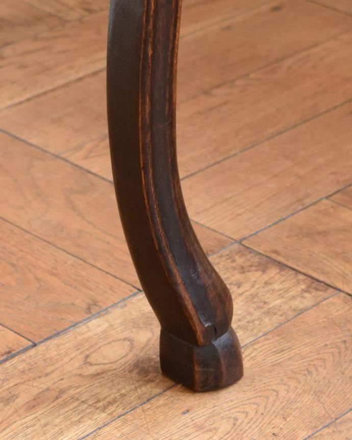 アンティークのテーブル　アンティーク家具　フランスの美しいアンティーク家具、猫脚が優雅なオケージョナルテーブル。持ち上げなくても移動できます！Handleのアンティークは、脚の裏にフェルトキーパーをお付けしていますので、床を滑らせてれば移動が簡単です。(j-2647-f)