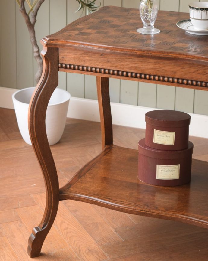 アンティークのテーブル　アンティーク家具　オケージョナルテーブル。上品で優雅なアンティーク凛とした雰囲気が漂うアンティークらしい立ち姿のテーブル。(j-2648-f)