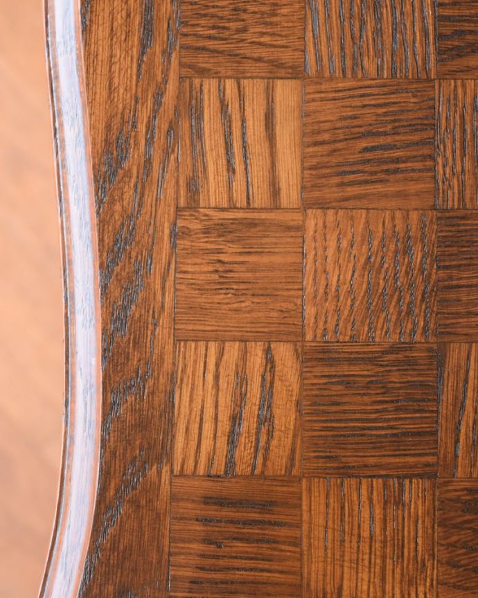 アンティークのテーブル　アンティーク家具　オケージョナルテーブル。天板を近づいてみると…アンティークだから手に入れることが出来る天板に使われている銘木の美しさにうっとりです。(j-2648-f)