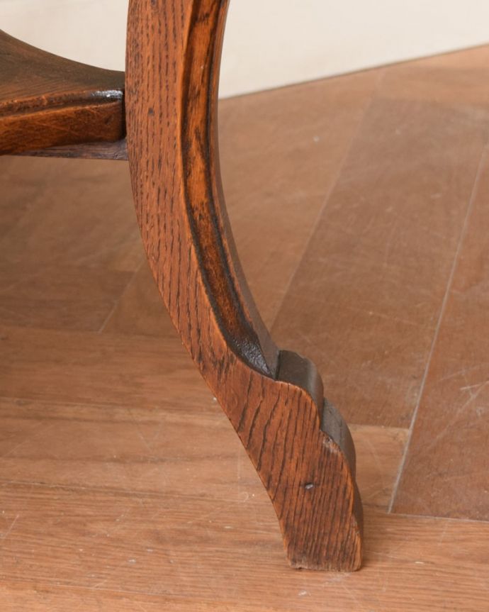 アンティークのテーブル　アンティーク家具　オケージョナルテーブル。持ち上げなくても移動できます！Handleのアンティークは、脚の裏にフェルトキーパーをお付けしていますので、床を滑らせてれば移動が簡単です。(j-2648-f)