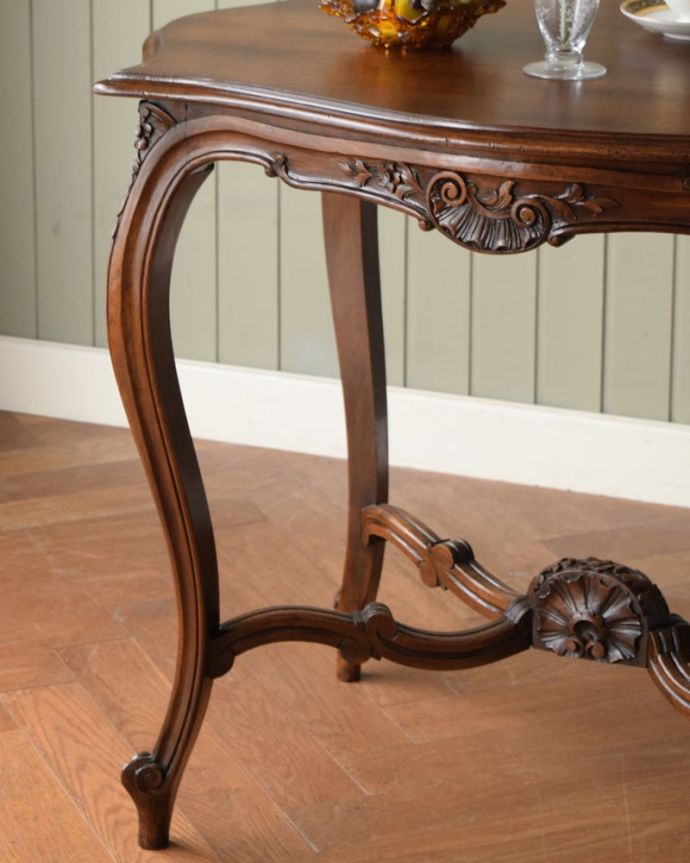 アンティークのテーブル　アンティーク家具　オケージョナルテーブル。上品で優雅なアンティーク凛とした雰囲気が漂うアンティークらしい立ち姿のテーブル。(j-2656-f)