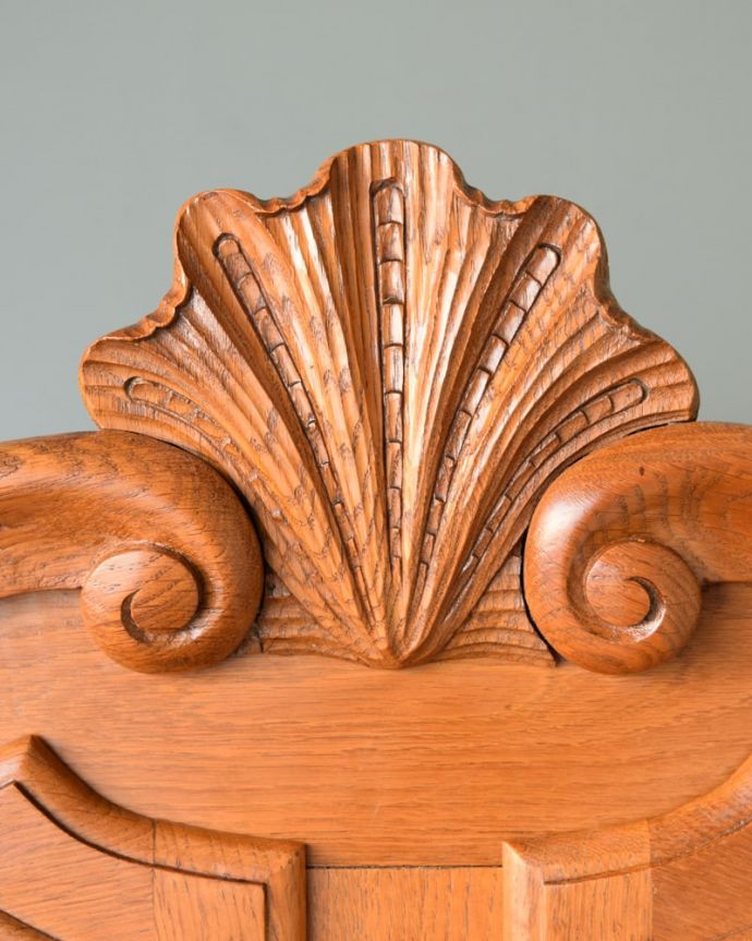 アンティークのキャビネット　アンティーク家具　キャビネット　フランスらしい彫りフランスらしさの象徴とも言える、優雅な彫りの装飾。(j-2665-f)