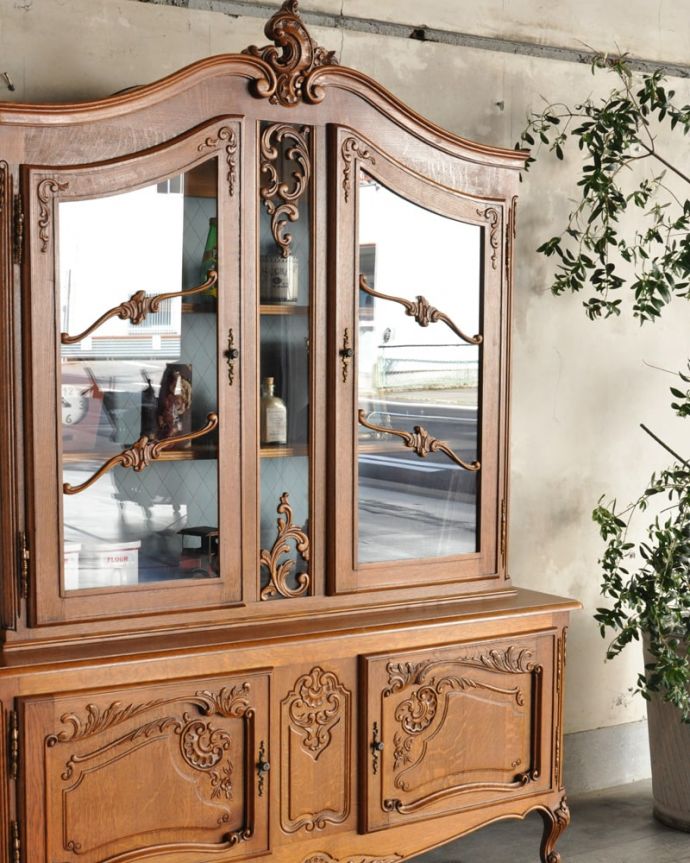 アンティークのキャビネット　アンティーク家具　フランスのカップボード、豪華な彫が入ったエレガントなガラスキャビネット（食器棚）。ガラス扉からのぞいてみると･･･曲線で描かれたガラス面のデザインも女性らしく優雅。(j-2667-f)