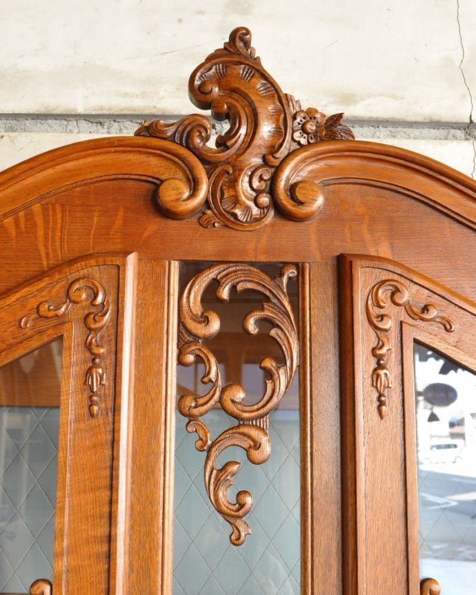 アンティークのキャビネット　アンティーク家具　フランスのカップボード、豪華な彫が入ったエレガントなガラスキャビネット（食器棚）。フランスらしい彫りフランスらしさの象徴とも言える、優雅な彫りの装飾。(j-2667-f)