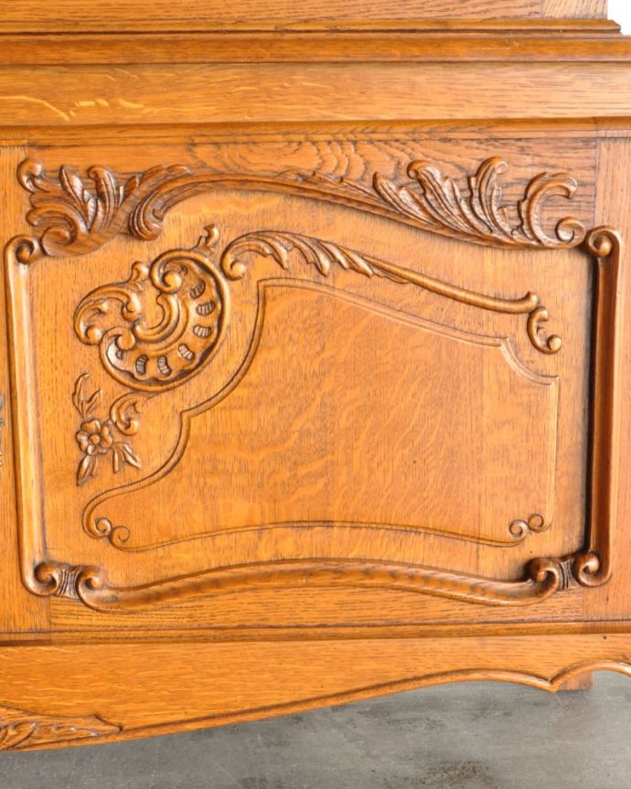 アンティークのキャビネット　アンティーク家具　フランスのカップボード、豪華な彫が入ったエレガントなガラスキャビネット（食器棚）。美しい彫にうっとり…フランスらしいデザイン彫りが描かれた扉。(j-2667-f)