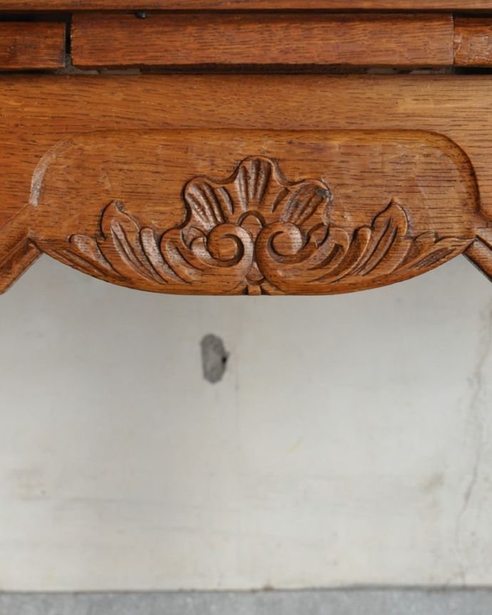 アンティークのテーブル　アンティーク家具　伸長式のフランスらしいダイニングテーブル、天板が美しいドローリーフテーブル。フランスらしい彫りフランスらしさの象徴とも言える、優雅な彫りの装飾。(j-2668-f)