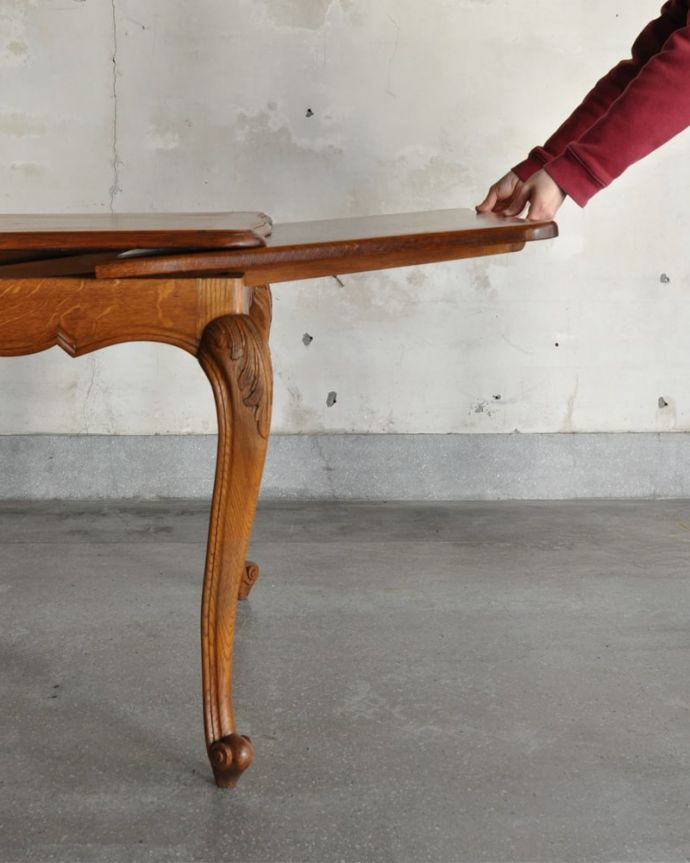 アンティークのテーブル　アンティーク家具　伸長式のフランスらしいダイニングテーブル、天板が美しいドローリーフテーブル。あっという間にサイズが変えれます。(j-2668-f)