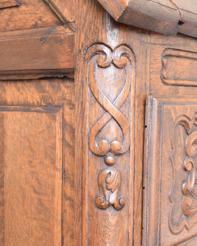 ビューロー　アンティーク家具　フランスらしい豪華な彫が自慢のアンティークビューロー（デスク）。美しい彫にうっとり…フランスらしいデザイン彫りが描かれた扉。(j-2669-f)