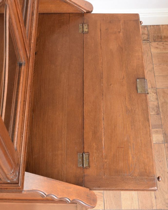ビューロー　アンティーク家具　フランスのアンティーク家具、猫脚の優雅なビューローブックケース。デスクの天板を上から見ると･･･やっぱりデスクは天板部分が気になるから、専門の職人が古い塗装を剥離してピッカピカに修復しました。(j-2670-f)