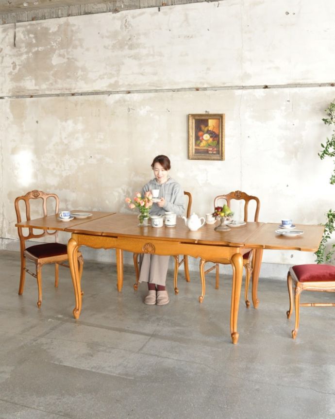 アンティークのテーブル　アンティーク家具　フランスから届いたアンティークのドローリーフテーブル、美しい伸長式のテーブル。優雅な姿で大きく広がるテーブルフランスサイズのドローリーフテーブルは、日本より大きめのサイズが特長。(j-2672-f)