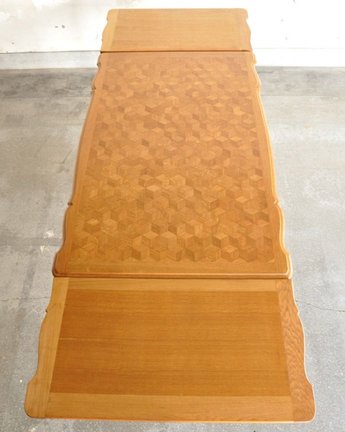 アンティークのテーブル　アンティーク家具　フランスから届いたアンティークのドローリーフテーブル、美しい伸長式のテーブル。大きく広げてみると･･･両方のリーフを開くと、たっぷり使える天板の広さ。(j-2672-f)
