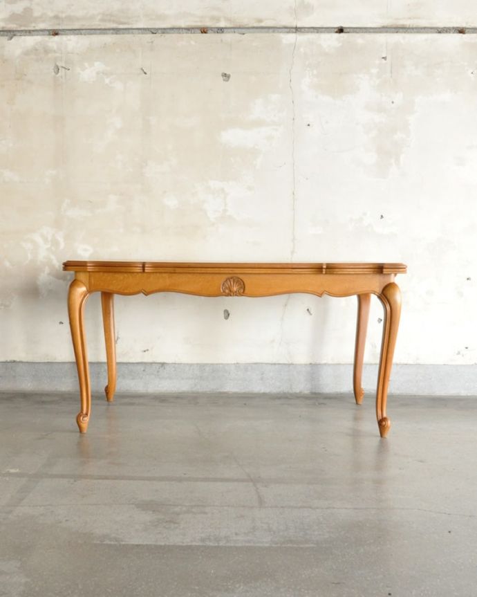 アンティークのテーブル　アンティーク家具　フランスから届いたアンティークのドローリーフテーブル、美しい伸長式のテーブル。横から見てもステキやっぱり脚の曲線が美しい･･･みんなに自慢したくなる脚線美です。(j-2672-f)