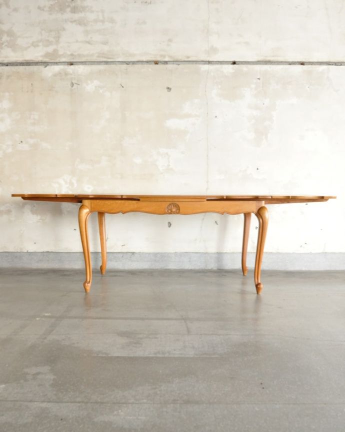 アンティークのテーブル　アンティーク家具　フランスから届いたアンティークのドローリーフテーブル、美しい伸長式のテーブル。両方開くとかなり大きなサイズ！フランスサイズなので、両方開くとかなり大きなダイニング。(j-2672-f)