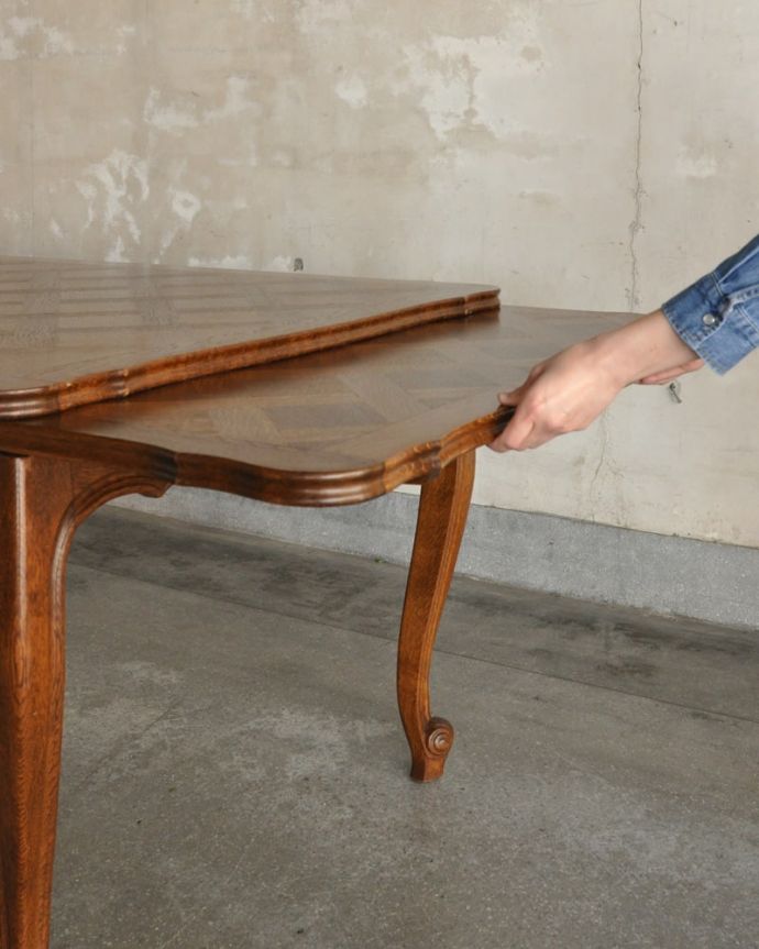 アンティークのテーブル　アンティーク家具　フランスの伸長式テーブル、猫脚が優雅なアンティークのダイニングテーブル。あっという間にサイズが変えれます。(j-2673-f)